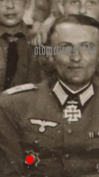 Foto - Ritterkreuz und DKiG Träger Walter Elflein ?  beim Besuch einer HJ-Gruppe